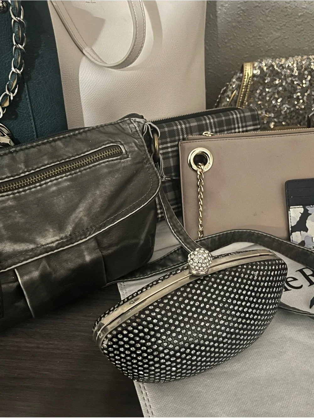 WIN ONE OF THESE BAGS 4 GIVVY! choose a number from post it board or wheel!!!